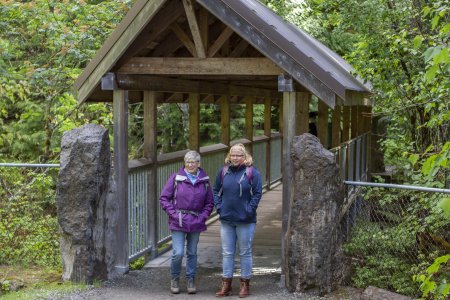 Jose met Syl bij een overdekte wandelbrug